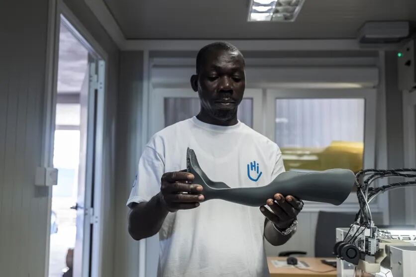 Appareillage : LOME - TOGO: Technician, Fabrice DJODJI, checks a 3D printed orthosis at the printing facility on June 6, 2018 in Lomé, Togo. HI, as part of the IMP&ACTE 3D project, is using 3D technology as part of a clinical trial to build dedicated orthoses for one hundred patients in Togo, Niger and Mali. //..LOME - TOGO : Fabrice DJODJI, technicien, contrôle une orthèse 