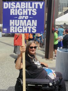 L'activiste am&ricaine Marca Bristo d'Access Living lors du défilé de la fierté des personnes handicapées à Chicago,